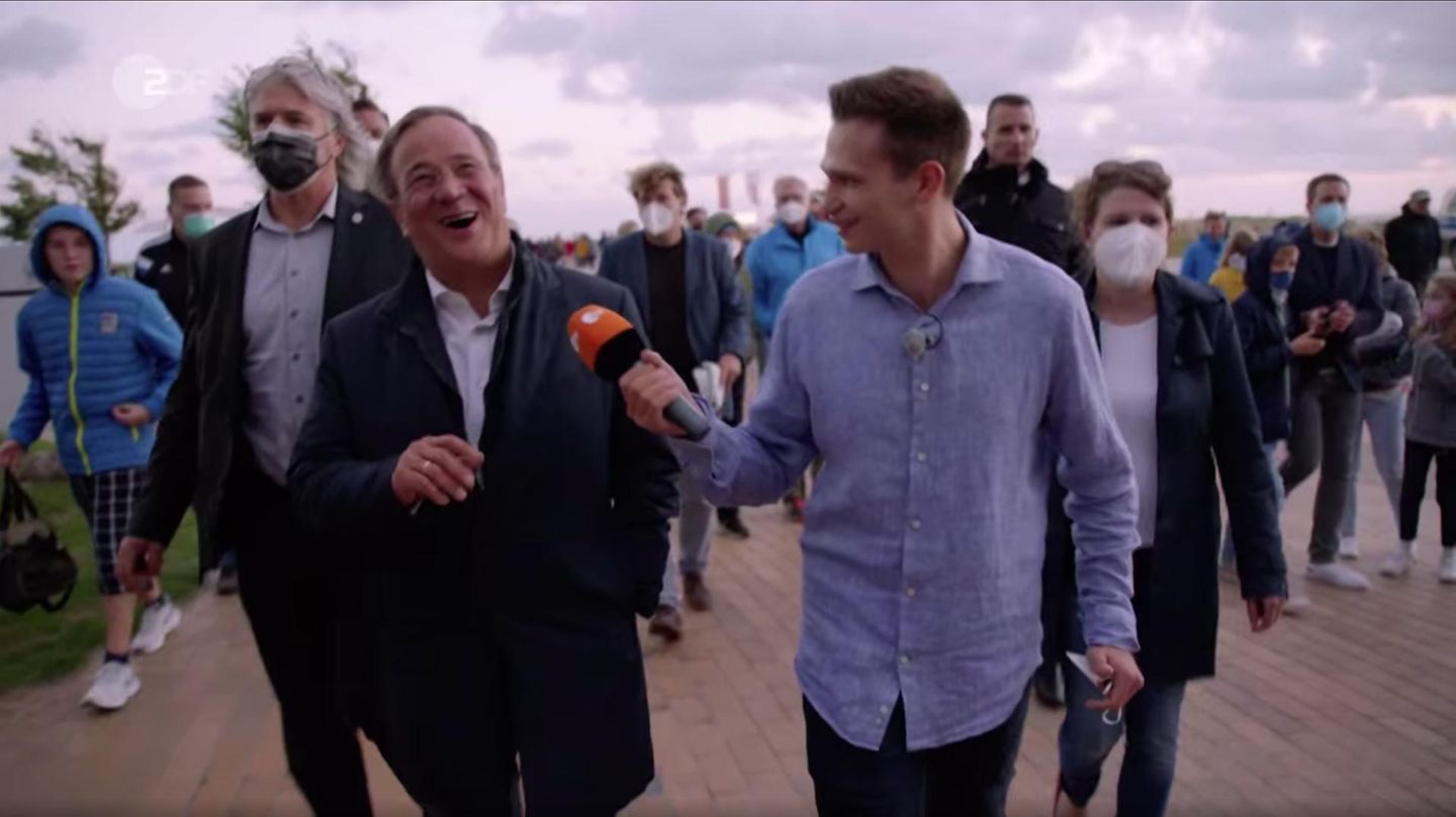 Immer wieder versuchten die beiden "heute-show"-Korrespondenten, die Kandidat:innen aus der Reserve zu locken