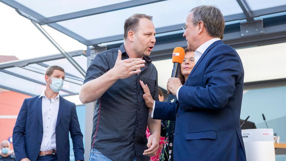 Election campaign: Laschet gently pushes the man away Laschet gently pushes the man away from him