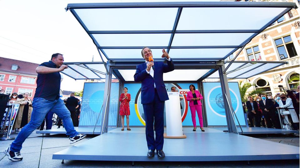 Election campaign: The man jumps onto the stage from the left The man jumps onto the stage from the left