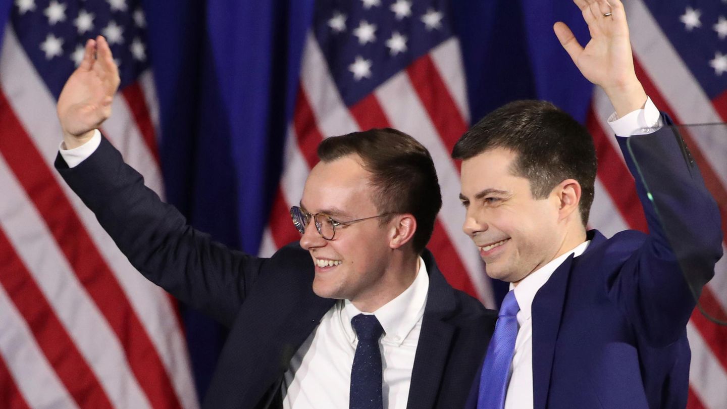Pete Buttigieg (r.) und seine Ehemann Chasten haben auf Twitter bekanntgegeben, Eltern eines Jungens und eines Mädchens geworden zu sein