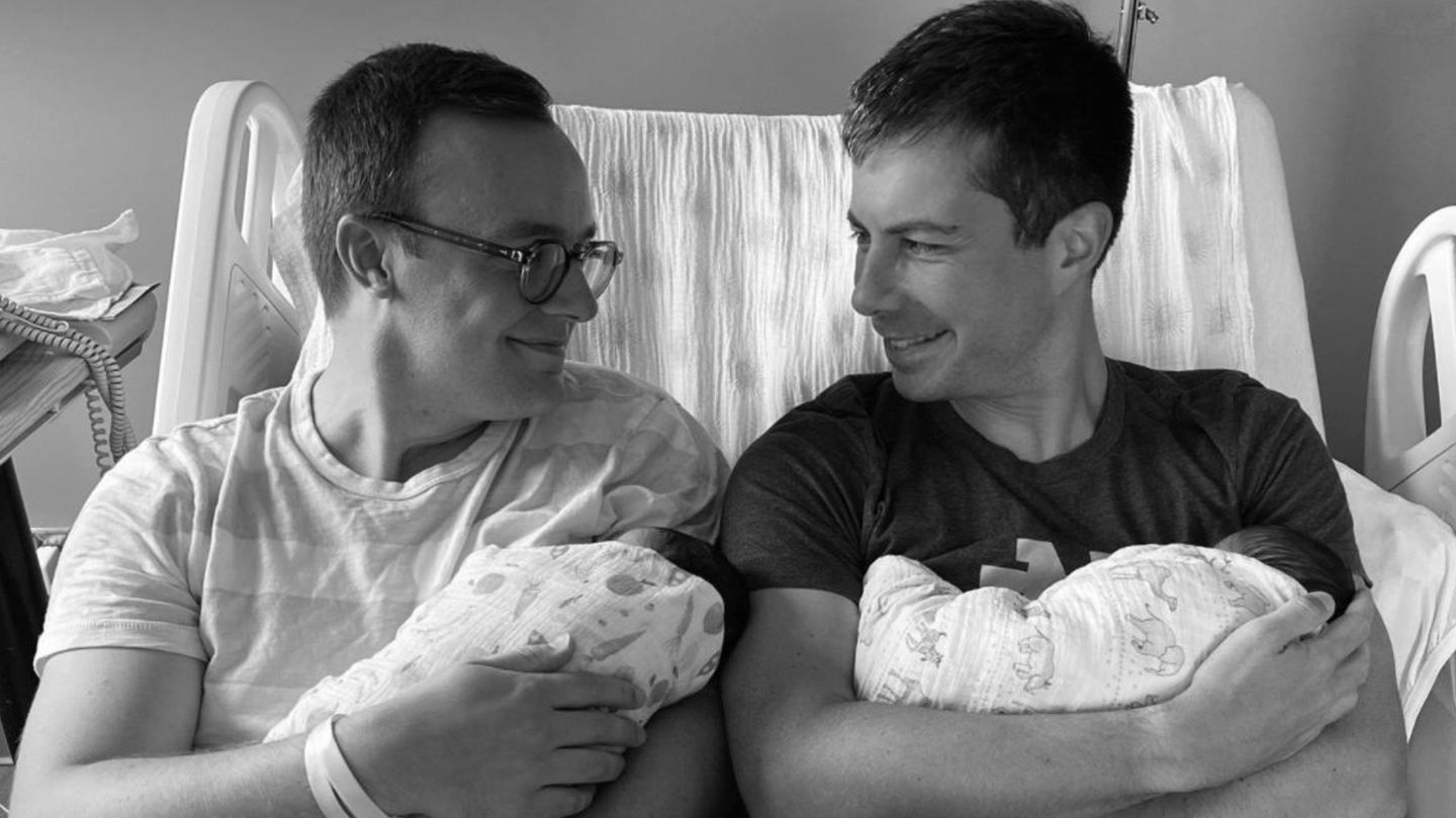 Ex-Präsidentschaftskandidat: US-Minister Buttigieg und Ehemann präsentieren ihre zwei Babys