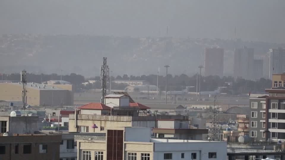 Video: Flughafen Kabul hat Betrieb wieder aufgenommen