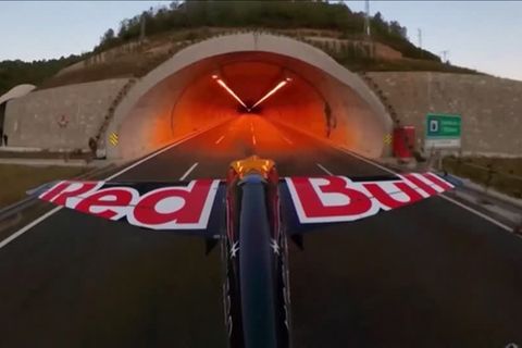 Präzisionsmanöver: Stuntpilot durchfliegt zwei Tunnelröhren – mit Tempo 245 und nur knapp einen Meter über dem Boden