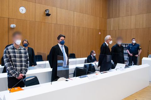 Die zwei wegen Mordes angeklagten Männer (l. und 2.v.r.) stehen mit ihren Anwälten im Sitzungssaal des Landgerichts München (Archivbild)