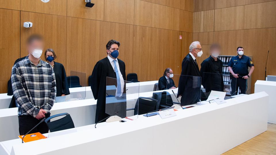 Die zwei wegen Mordes angeklagten Männer (l. und 2.v.r.) stehen mit ihren Anwälten im Sitzungssaal des Landgerichts München (Archivbild)