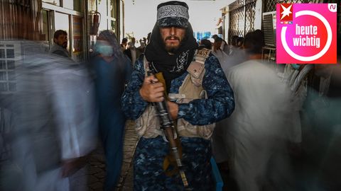 Ein Taliban-Kämpfer steht auf einem Markt in Kabul Wache