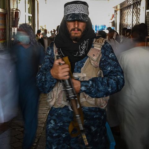 Ein Taliban-Kämpfer steht auf einem Markt in Kabul Wache