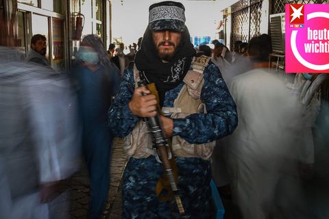 Ein Taliban-Kämpfer steht auf einem Markt in Kabul Wache