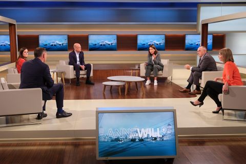 In einem TV-Studio sitzen mit Abstand drei Männer und drei Frauen in Sesseln im Kreis