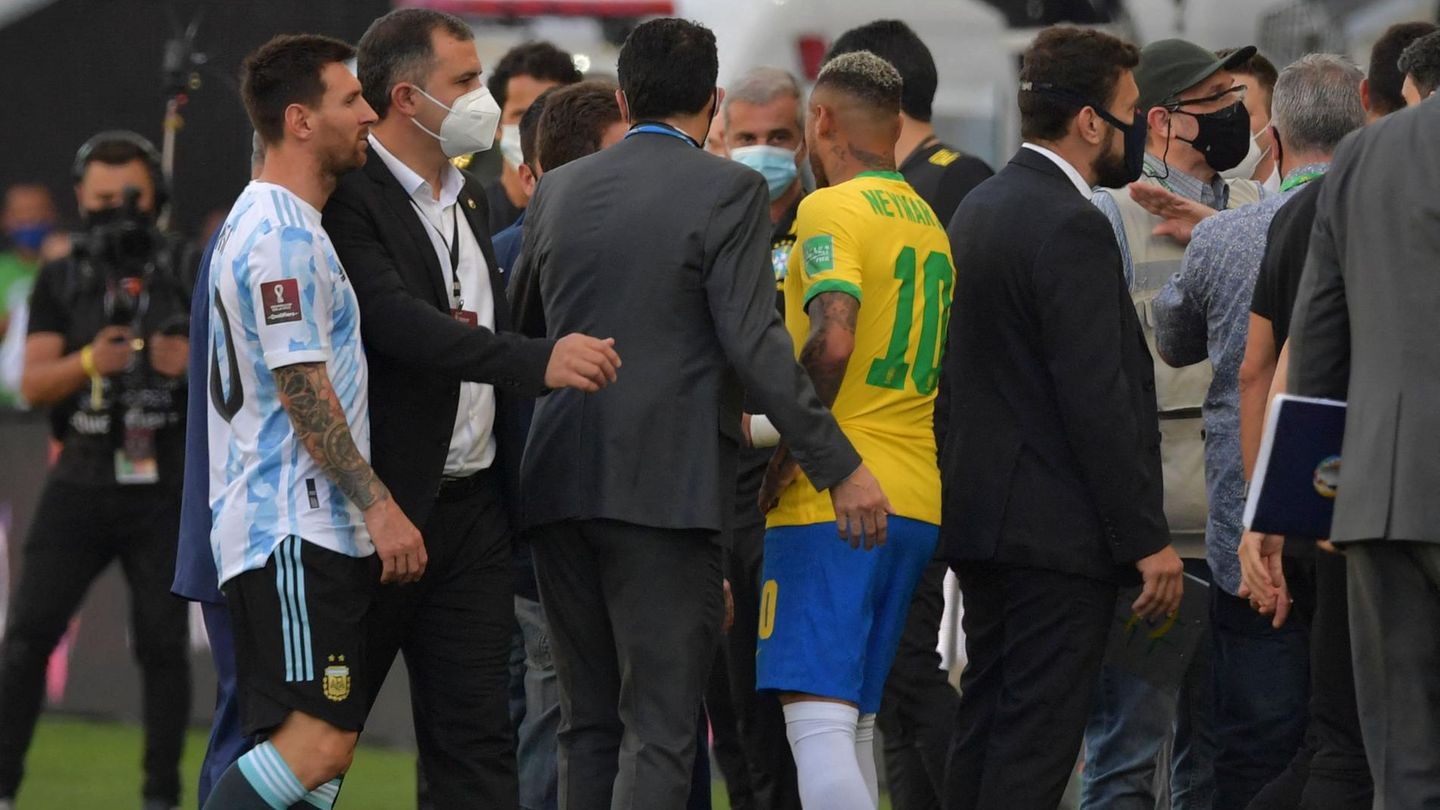 Lionel Messi und Neymar im Pulk der Mitarbeiter der Gesundheitsbehörde