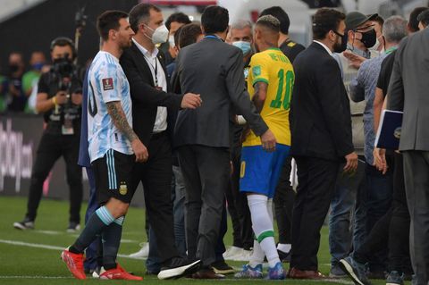 Lionel Messi und Neymar im Pulk der Mitarbeiter der Gesundheitsbehörde