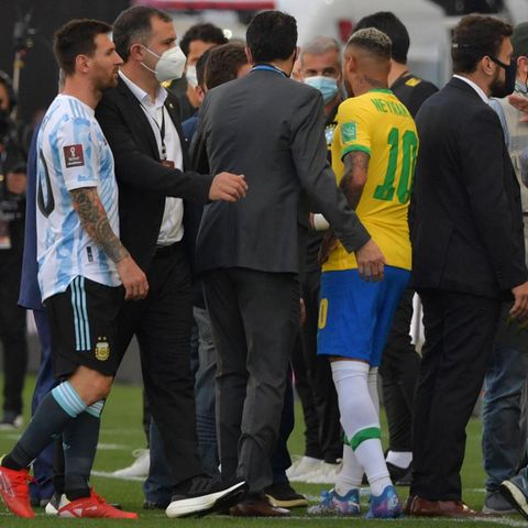 Lionel Messi und Neymar im Pulk der Mitarbeiter der Gesundheitsbehörde