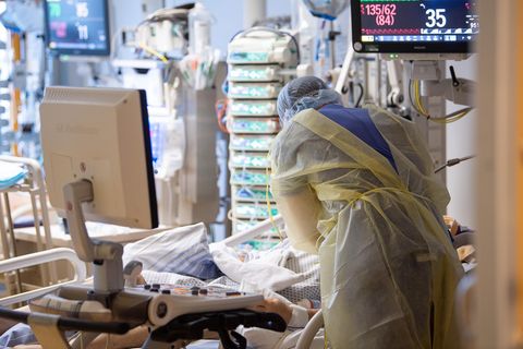 Nierenschäden Corona Studie: Ein Intensivpfleger kümmert sich um einen Covid-19-Patienten