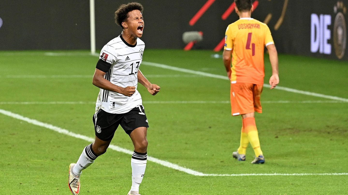 DFB-Team unter Flick: Karim Adeyemi: Der Mittelstürmer, 19, traf bei seinem A-Nationalelf-Debüt - das haben nicht viele geschafft. Als 12-Jähriger wurde er beim FC Bayern aussortiert. Zum Glück erkannten sie bei der SpVgg Unterhaching sein Talent und förderten ihn. Von dort ging es über RB Salzburg und die U21 in die Nationalelf. Karim Adeyemi: Der Mittelstürmer, 19, traf bei seinem A-Nationalelf-Debüt - das haben nicht viele geschafft. Als 12-Jähriger wurde er beim FC Bayern aussortiert. Zum Glück erkannten sie bei der SpVgg Unterhaching sein Talent und förderten ihn. Von dort ging es über RB Salzburg und die U21 in die Nationalelf.