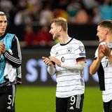 Nico Schlotterbeck (l.): Der 21-jährige Innenverteidiger vom SC Freiburg gehört ebenfalls zu den U21-Europameistern und hat in der vergangenen Saison dazu beigetragen, dass Union Berlin so erfolgreich war. Schlotterbeck spielte dort als Leihspieler und ist nun zurück im Breisgau. Er ist der einzige unter den Neuen, der noch keinen Einsatz in der A-Nationalmannschaft hatte.