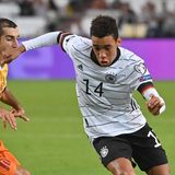 Jamal Musiala: Der Bayern-Profi im Duell mit dem Ex-Dortmunder Hendrikh Mkhitaryan