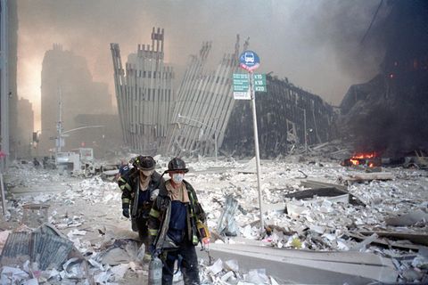 9/11: Feuerwehrleute bahnen sich einen Weg durch die Trümmer nach dem Zusammensturz der Twin Towers