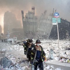 9/11: Feuerwehrleute bahnen sich einen Weg durch die Trümmer nach dem Zusammensturz der Twin Towers