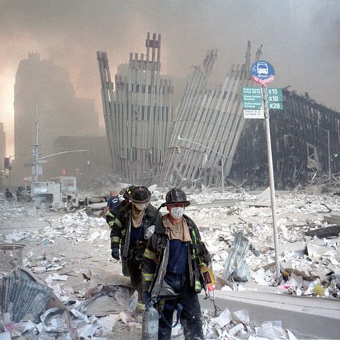 9/11: Feuerwehrleute bahnen sich einen Weg durch die Trümmer nach dem Zusammensturz der Twin Towers