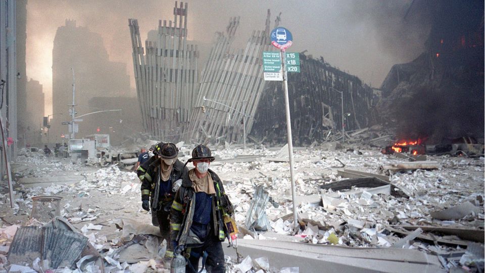 9/11: Feuerwehrleute bahnen sich einen Weg durch die Trümmer nach dem Zusammensturz der Twin Towers