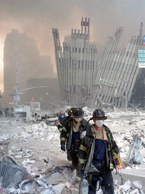 9/11: Feuerwehrleute bahnen sich einen Weg durch die Trümmer nach dem Zusammensturz der Twin Towers