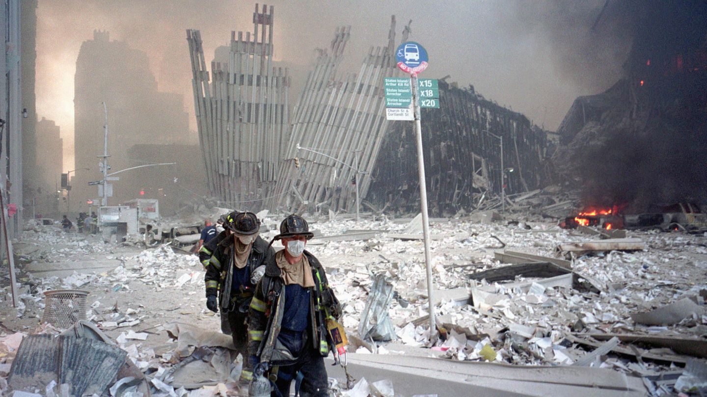 9/11: Feuerwehrleute bahnen sich einen Weg durch die Trümmer nach dem Zusammensturz der Twin Towers