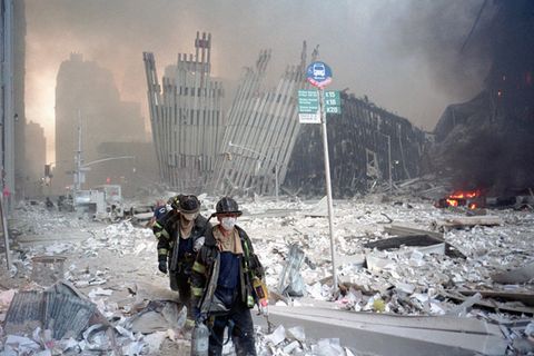 9/11: Feuerwehrleute bahnen sich einen Weg durch die Trümmer nach dem Zusammensturz der Twin Towers