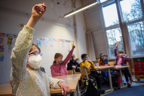 Eine Schülerin einer 4. Klasse hebt im Unterricht an der Grundschule Russee in Kiel die Hand