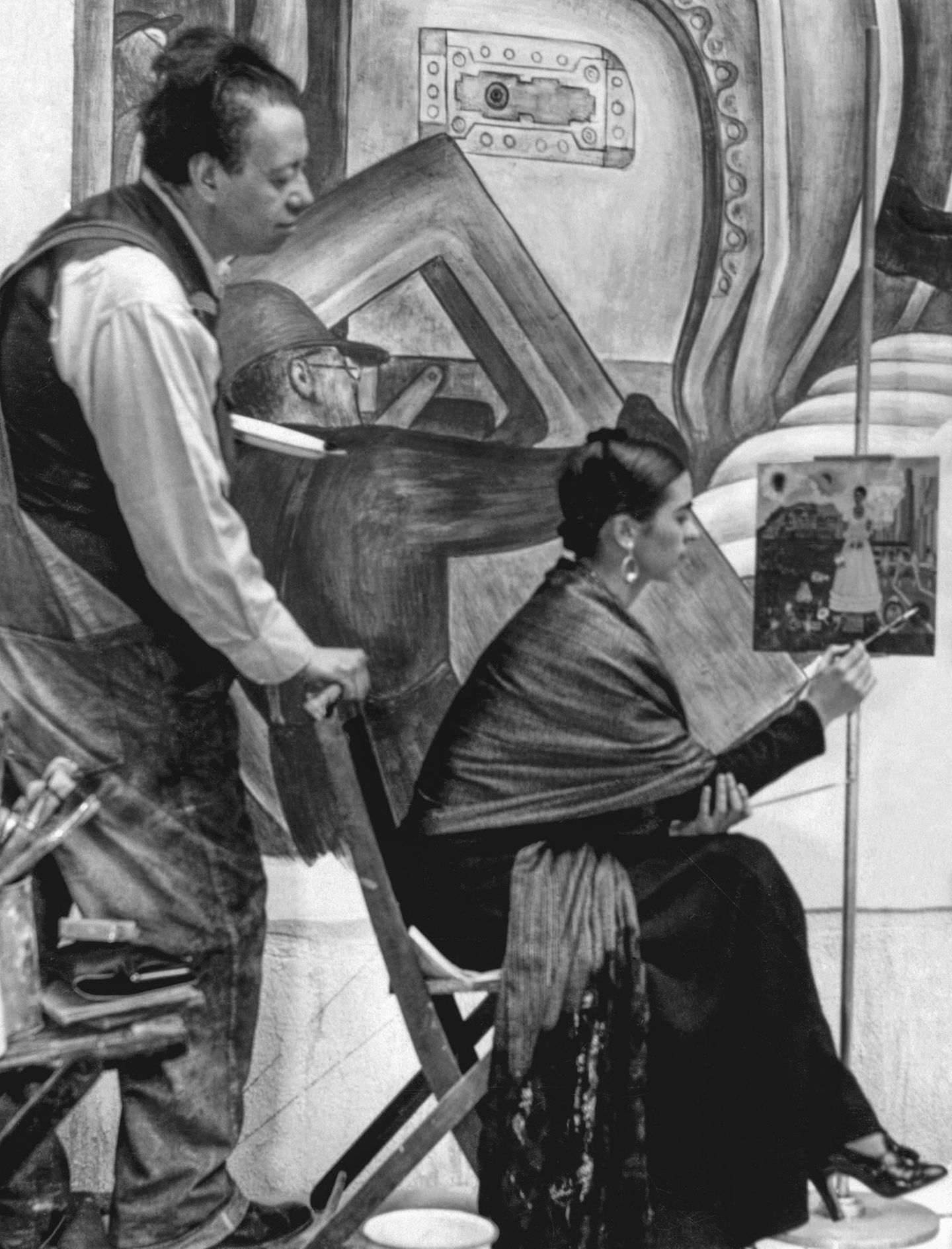 Diego Rivera beobachtet Frida Kahlo beim Malen von "Selbstbildnis (auf der Grenze zwischen Mexiko und den USA)" im Detroit Institute of Arts, 1932