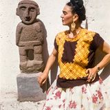 Frida Kahlo neben einer prähispanischen Skulptur im Garten des "Blauen Hauses" (Detail), 1951
