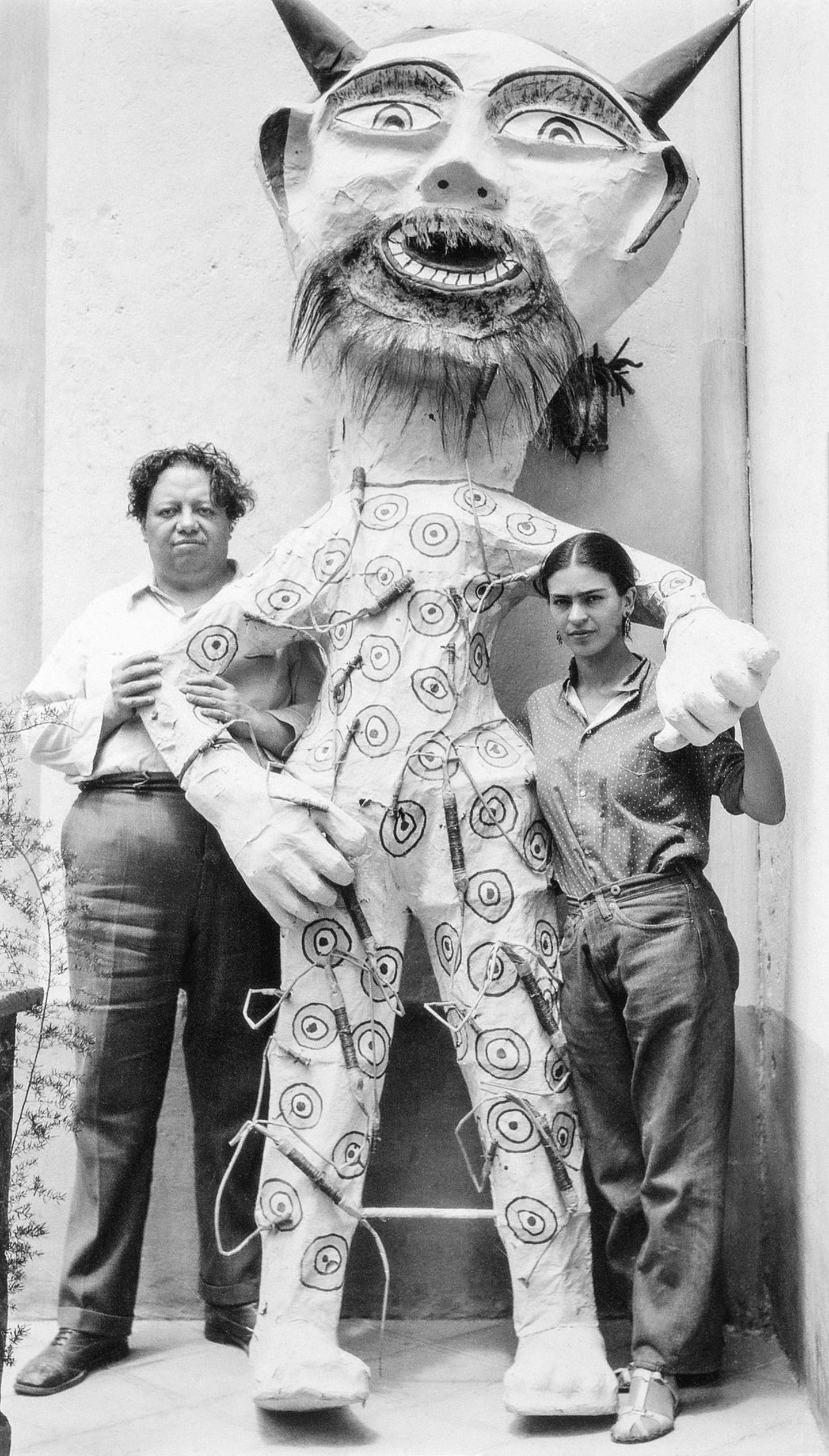 Diego Rivera und Frida Kahlo mit einer gigantischen Judasfigur aus Pappmaschee, 1931
