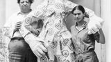 Diego Rivera und Frida Kahlo mit einer gigantischen Judasfigur aus Pappmaschee, 1931