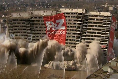Gebäudesprengung in Duisburg: Das Asbest-Hochhaus "Weiser Riese" wird gesprengt