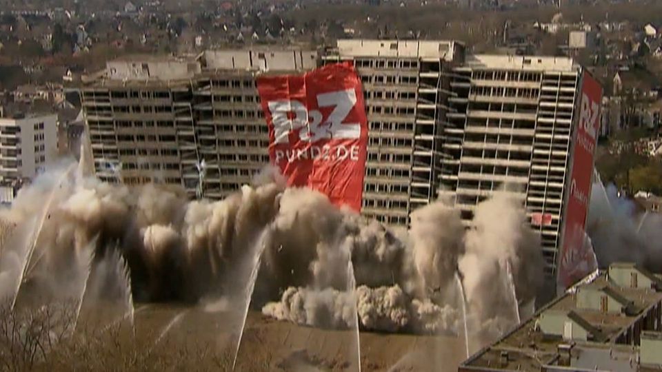 Gebäudesprengung in Duisburg: Das Asbest-Hochhaus "Weiser Riese" wird gesprengt