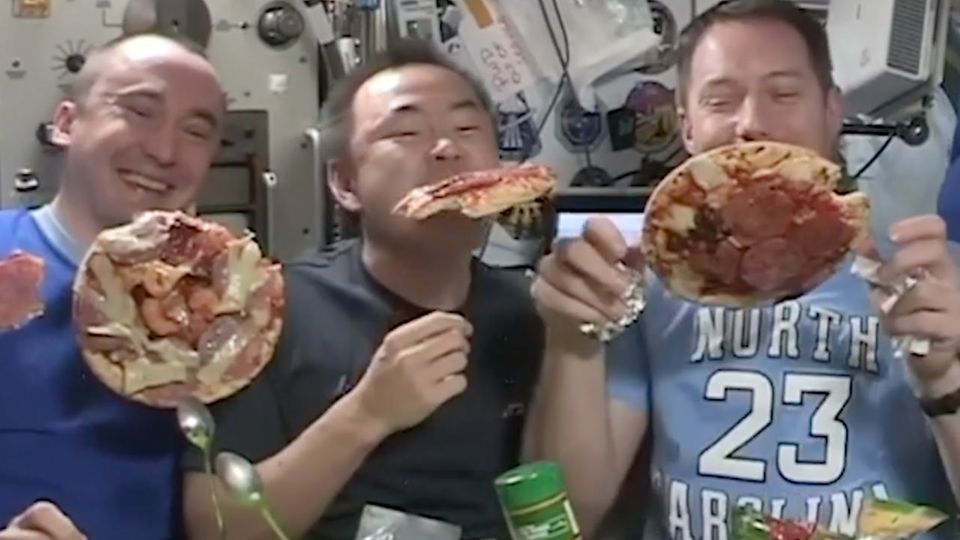 ISS - Besatzung veranstaltet eine Pizzaparty in 400 Kilometer höhe ISS - Besatzung veranstaltet eine Pizzaparty in 400 Kilometer höhe