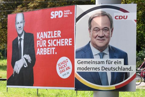 Wahlplakate mit SPD-Kanzlerkandidat Olaf Scholz (l.) und CDU-Kanzlerkandidat Armin Laschet 