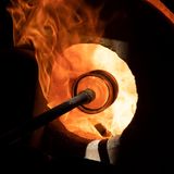 Unter ständigem Drehen wird das flüssige Glas geformt