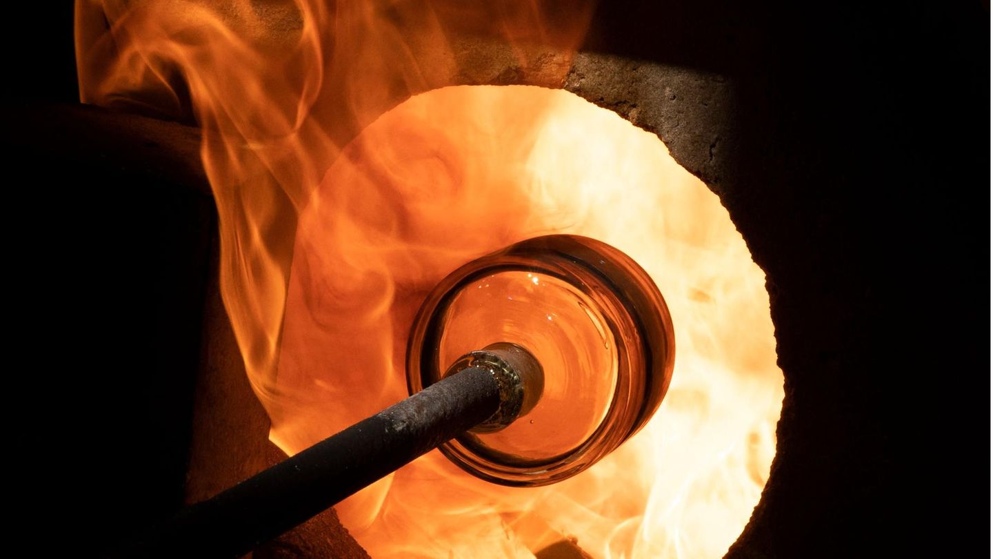 Unter ständigem Drehen wird das flüssige Glas geformt