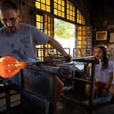 Die Herstellung großer Glasobjekte wie Vasen erfordert Teamarbeit. Durch die eingeblasene Luft ensteht eine Art Ballon.