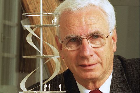 Jörg Schlaich vor seinem Modell des Killesberg-Turms. Am Samstag ist der Bauingenieur gestorben.