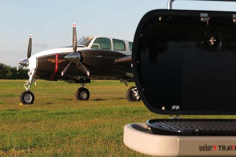 Mobiles Grillen mit Stil : Webers mobiler Gasgrill Traveler im Härtetest