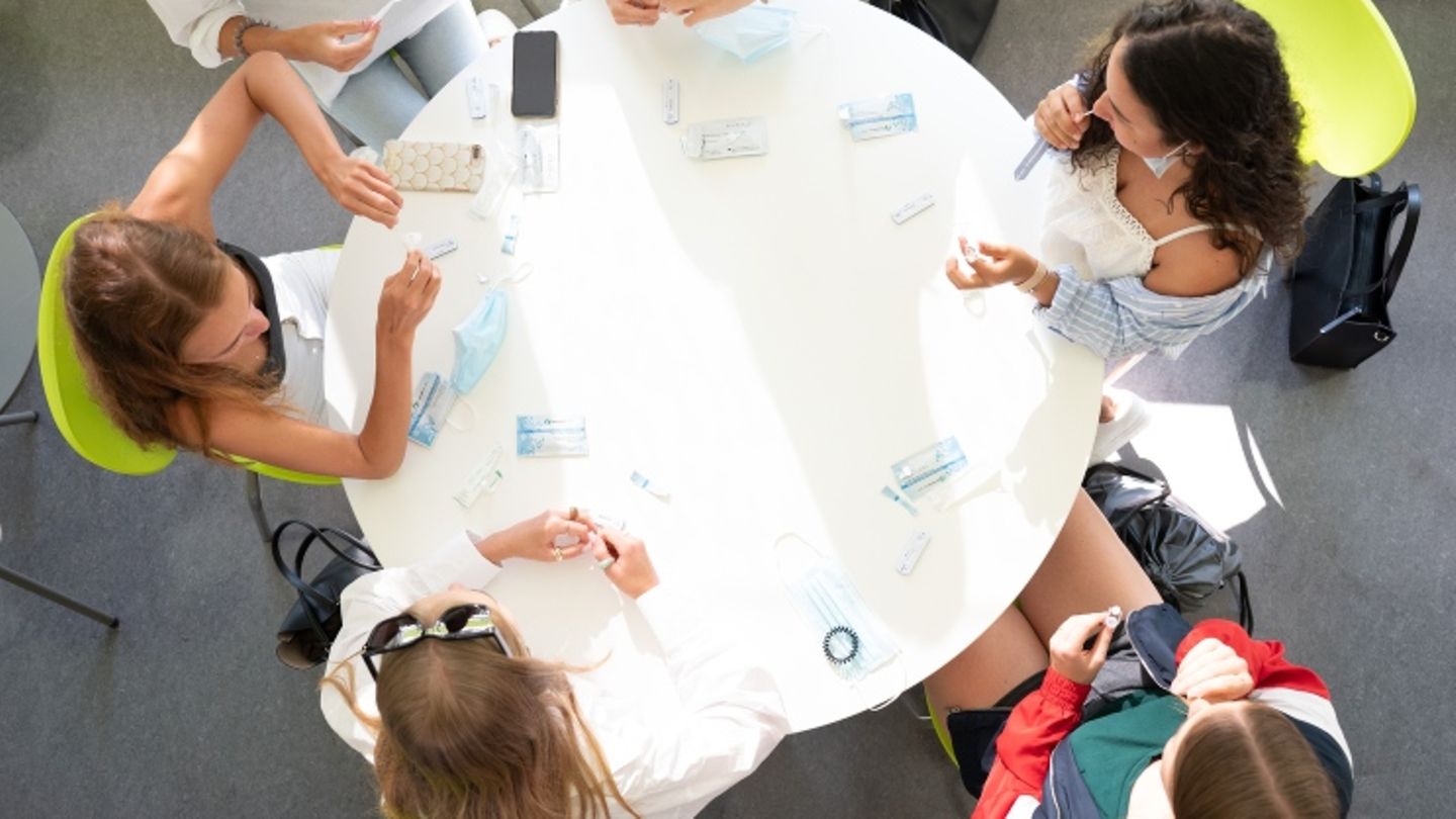 Schülerinnen einer 12. Klasse testen sich auf das Coronavirus am ersten Schultag nach den Sommerferien