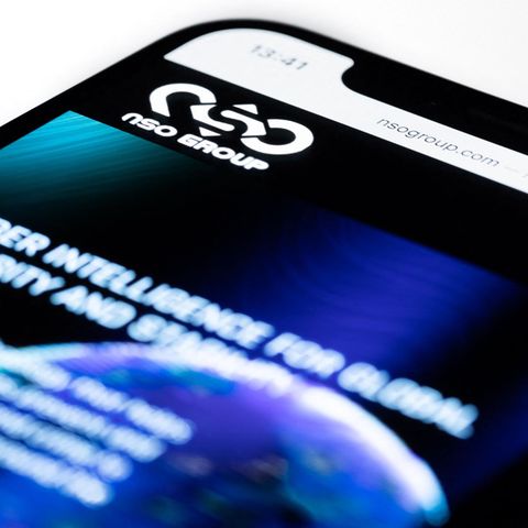 Die Website der Firma NSO aus Israel auf dem Display eines Smartphones.