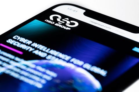 Die Website der Firma NSO aus Israel auf dem Display eines Smartphones.