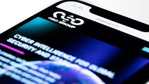 Die Website der Firma NSO aus Israel auf dem Display eines Smartphones.