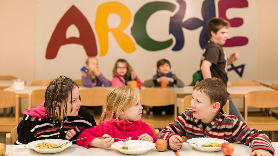 Gefördert durch die Stiftung stern: Tischgespräch in der Berliner "Arche". Essen gibt es natürlich auch Tischgespräch in der Berliner "Arche". Essen gibt es natürlich auch
