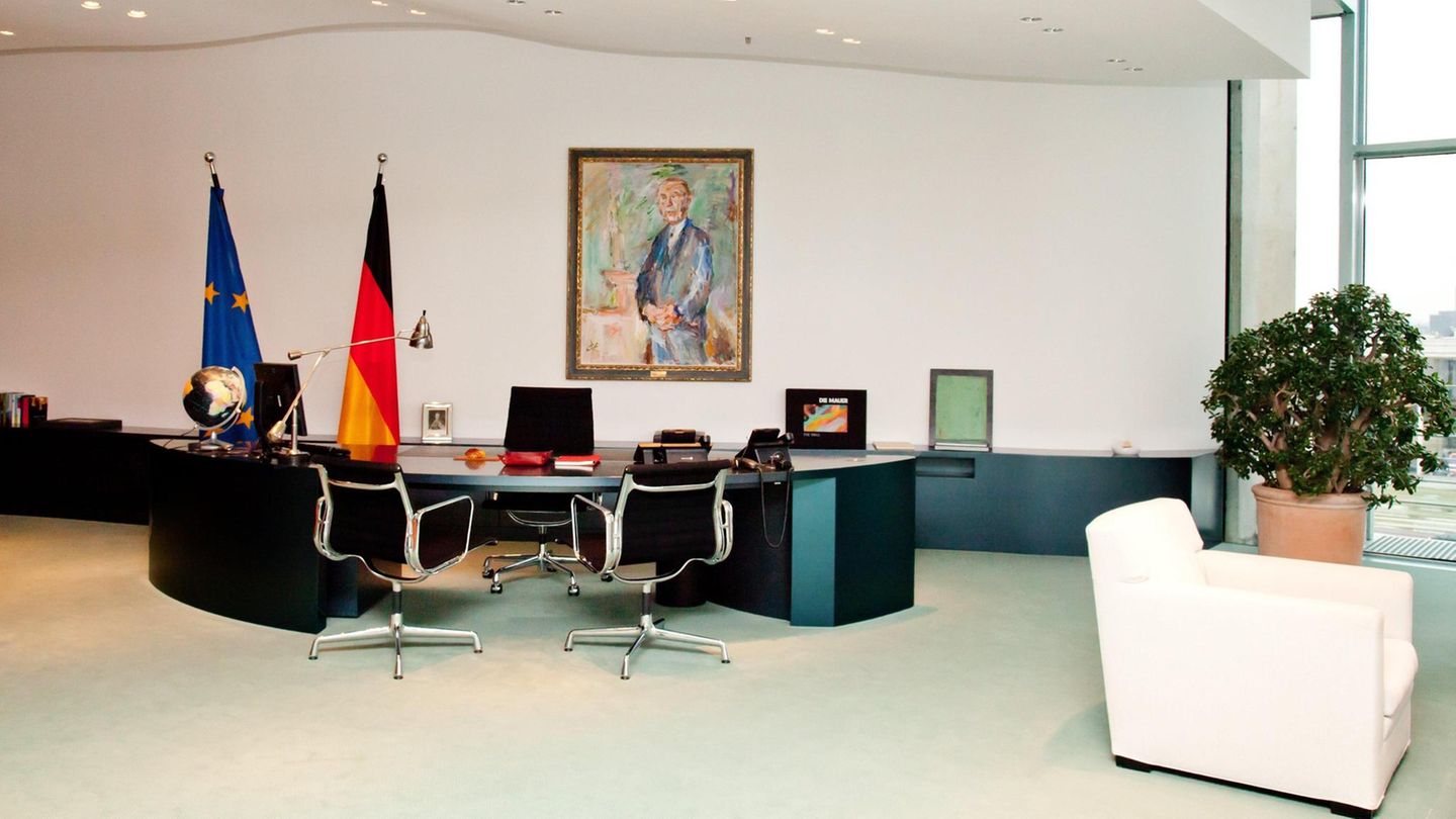 Bundestagswahl: So in etwa wird auch Ihr Schreibtisch aussehen. Das Bild im Nacken dürfen Sie sich aussuchen. Vorsicht: Kunst birgt Tücken So in etwa wird auch Ihr Schreibtisch aussehen. Das Bild im Nacken dürfen Sie sich aussuchen. Vorsicht: Kunst birgt Tücken