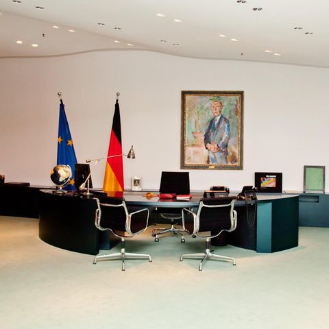 So in etwa wird auch Ihr Schreibtisch aussehen. Das Bild im Nacken dürfen Sie sich aussuchen. Vorsicht: Kunst birgt Tücken