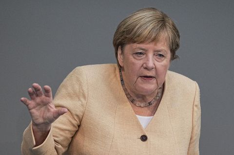 Bundeskanzlerin Angela Merkel (CDU) spricht im Plenum im Deutschen Bundestag