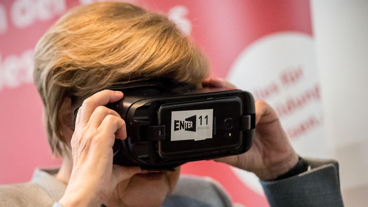 Bundeskanzlerin Angela Merkel (CDU) mit einer VR-Brille